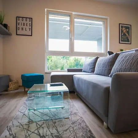 Aurora, * Besztercebánya